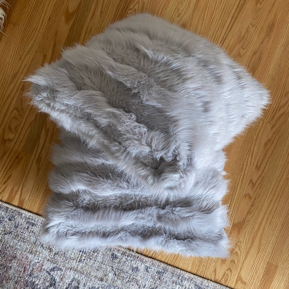 COPY - Lilac throw pillows - Picture 3 of 3